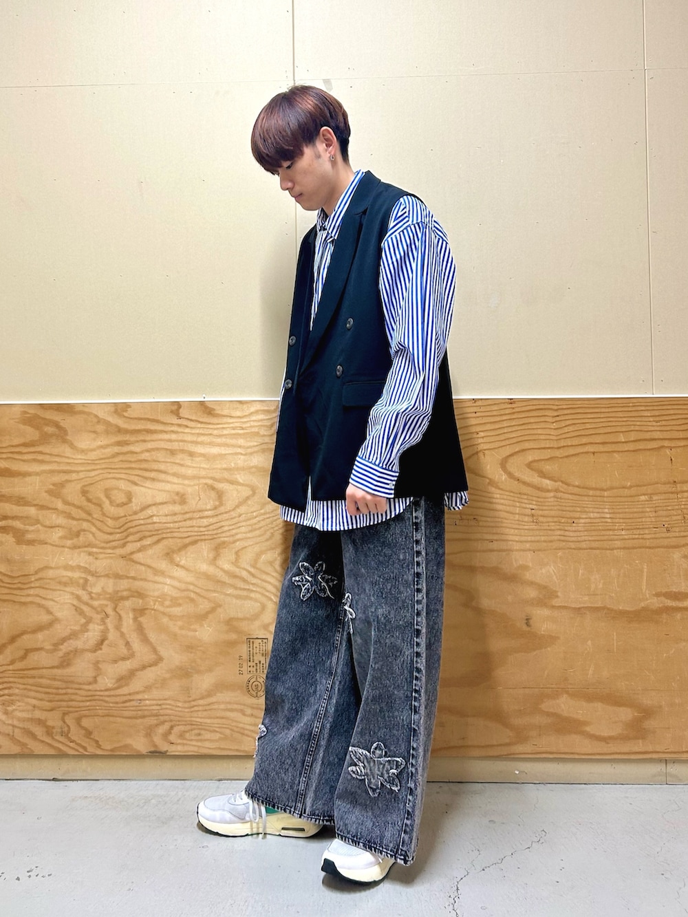 その他のシャツ/ブラウス、ブラック系のその他アウター、ブラック系のデニムパンツを着用したメンズの春コーディネートの2枚目の写真