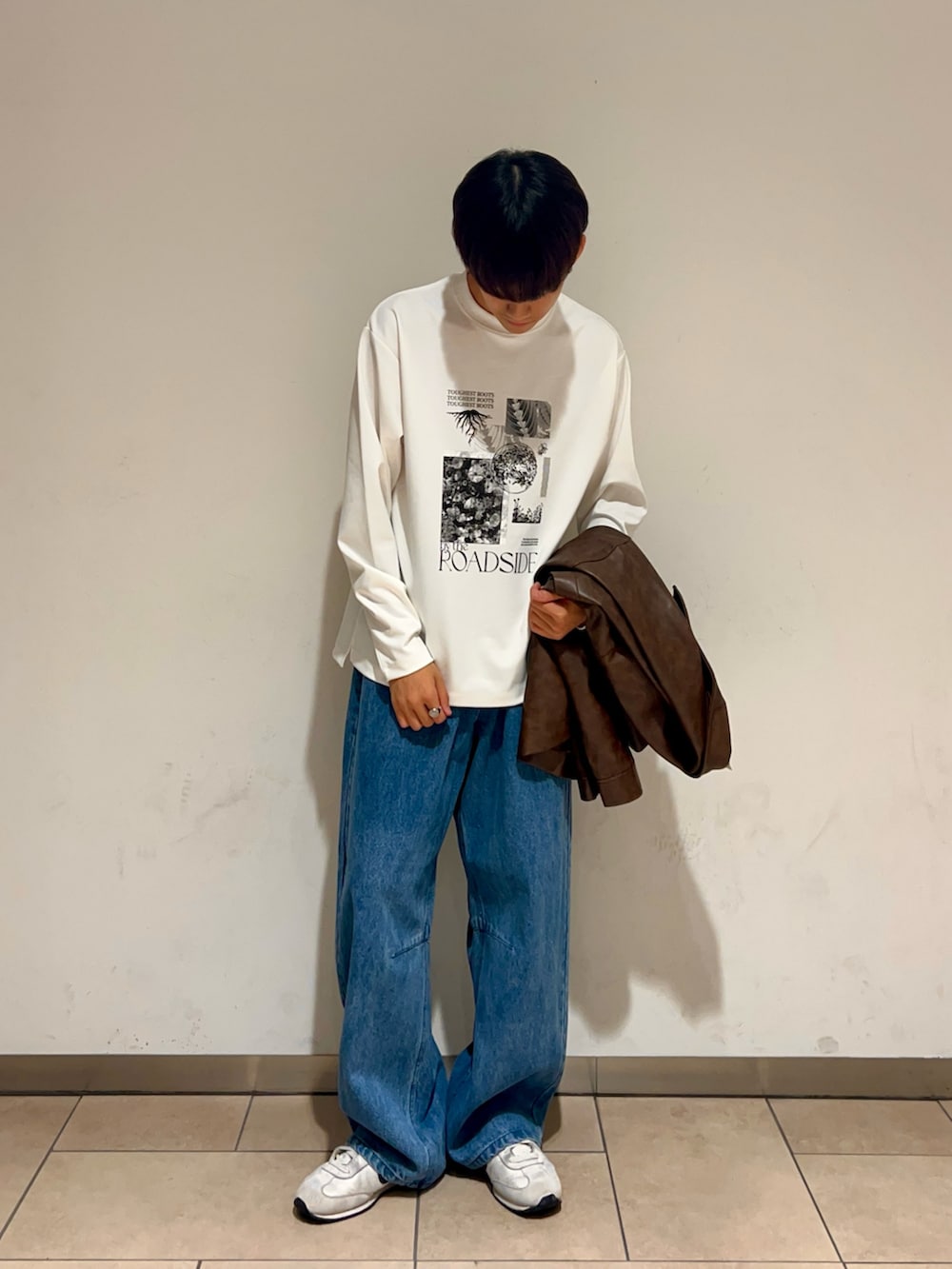 ブラウン系のその他アウター、ホワイト系のTシャツ/カットソー、ブルー系のデニムパンツを着用したメンズの秋コーディネートの4枚目の写真