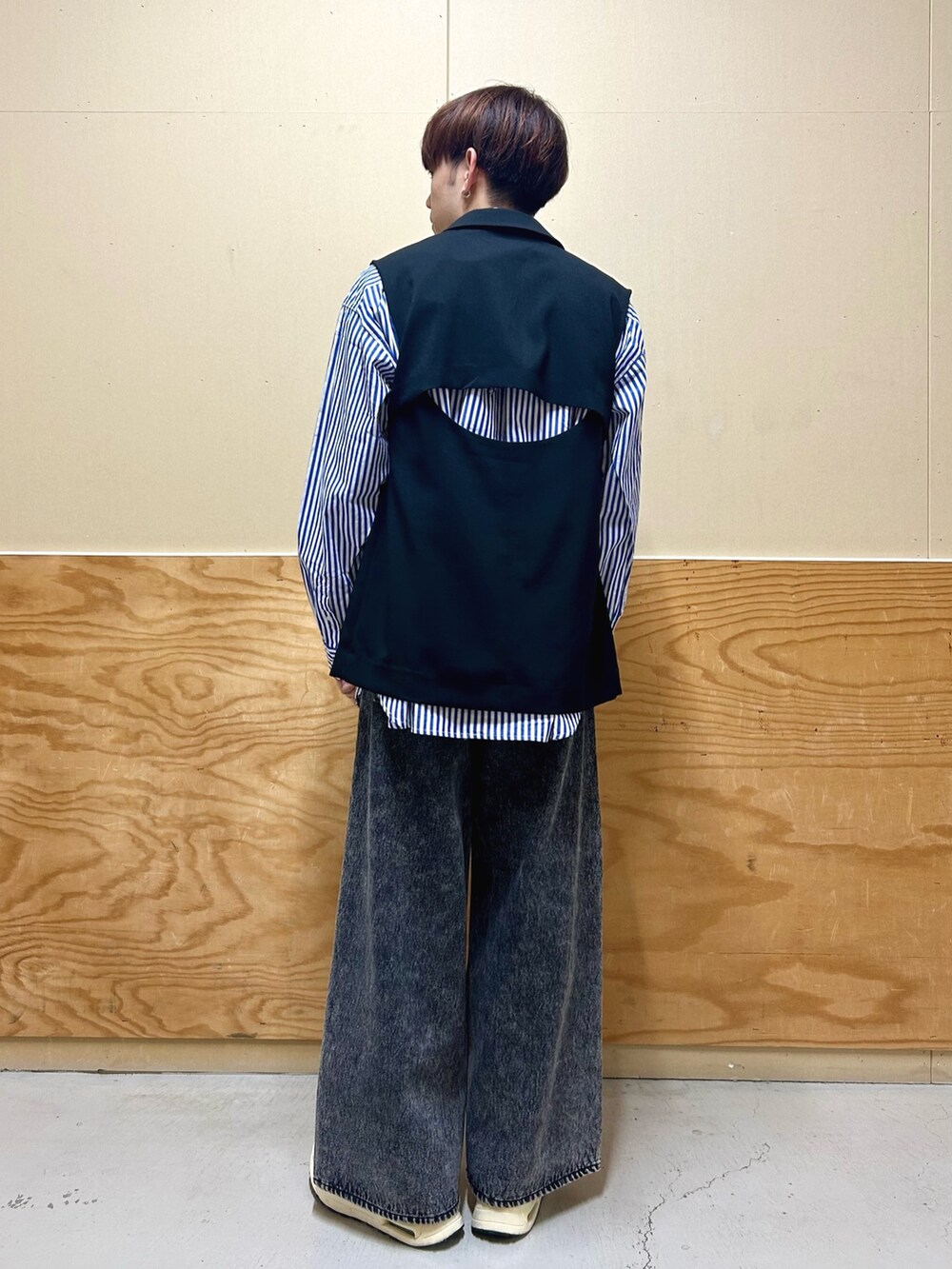 その他のシャツ/ブラウス、ブラック系のその他アウター、ブラック系のデニムパンツを着用したメンズの春コーディネートの3枚目の写真