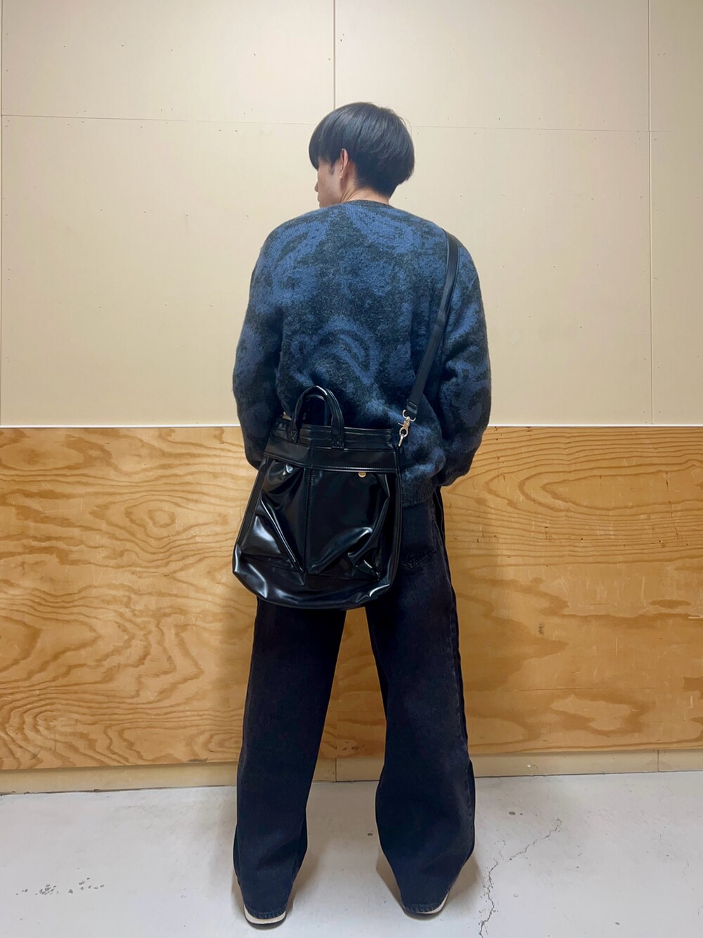 グレー系のカーディガン/ボレロ、ブルー系のスウェット、ブラック系のデニムパンツを着用したメンズの春コーディネートの3枚目の写真