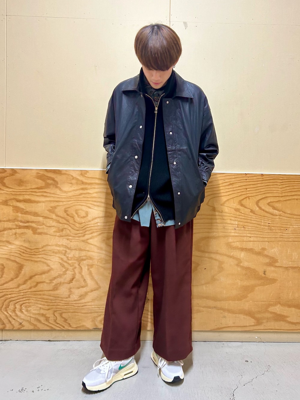 ブラック系のその他アウター、ブラック系のベスト、ブルー系のシャツ/ブラウスを着用したメンズの春コーディネートの2枚目の写真