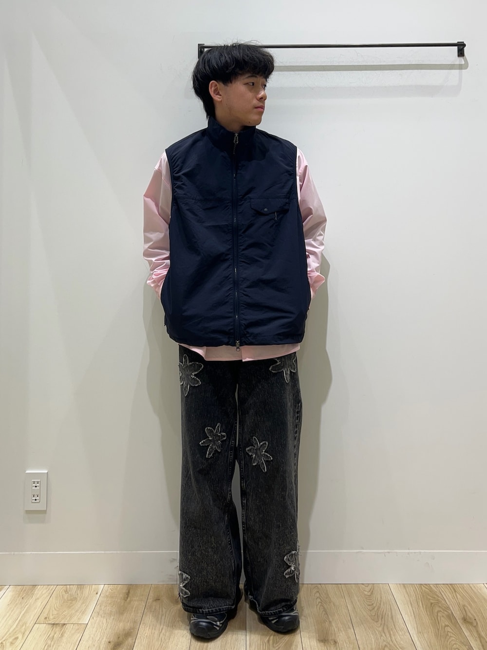 ブルー系のベスト、ピンク系のシャツ/ブラウス、ブラック系のデニムパンツを着用したメンズの春コーディネートの2枚目の写真