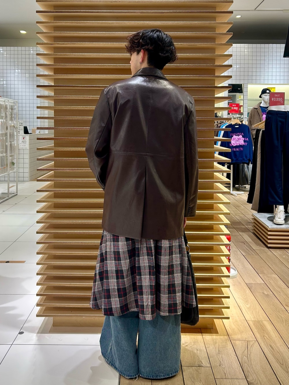 ホワイト系のシャツ/ブラウス、ブラウン系のその他アウター、ブラック系のハンドバッグを着用したメンズの冬コーディネートの3枚目の写真