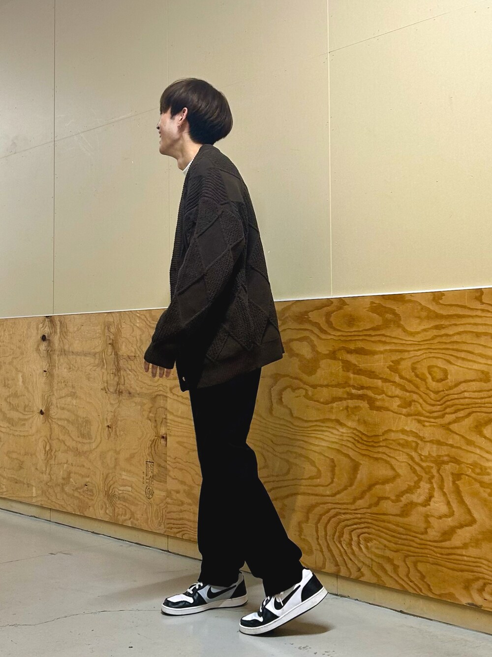 ブラウン系のカーディガン/ボレロ、ホワイト系のTシャツ/カットソー、ブラック系のその他パンツを着用したメンズの冬コーディネートの3枚目の写真