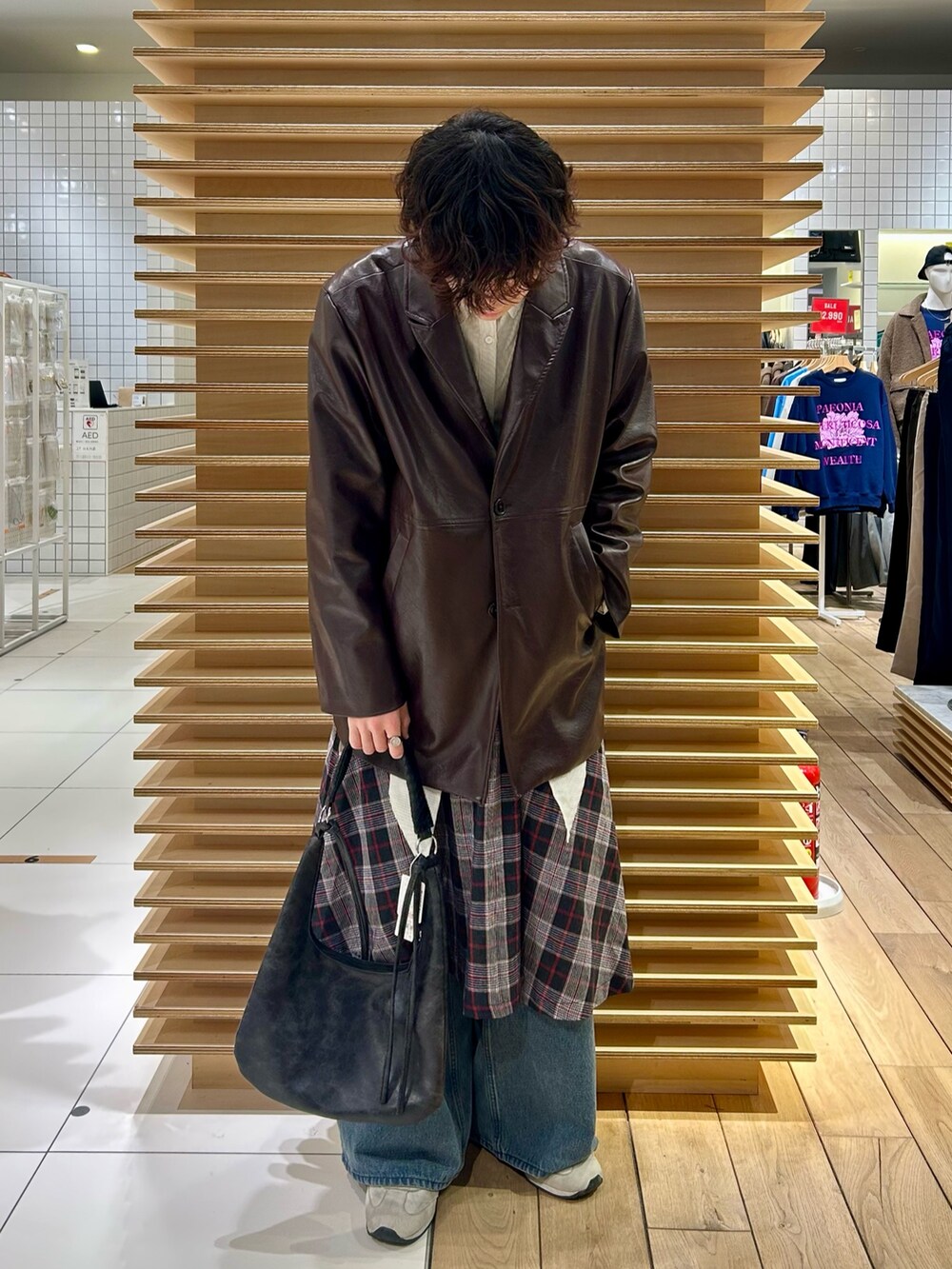ホワイト系のシャツ/ブラウス、ブラウン系のその他アウター、ブラック系のハンドバッグを着用したメンズの冬コーディネートの2枚目の写真
