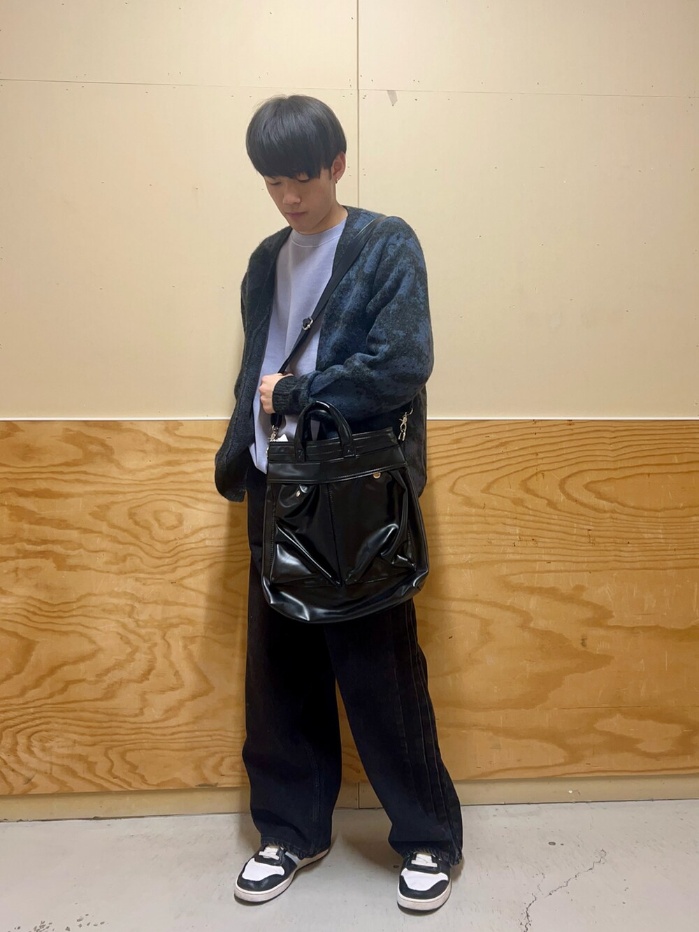 グレー系のカーディガン/ボレロ、ブルー系のスウェット、ブラック系のデニムパンツを着用したメンズの春コーディネートの2枚目の写真