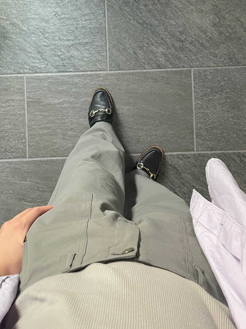 ベージュ系のタンクトップ、ピンク系のシャツ/ブラウス、グリーン系のその他パンツを着用したレディースの秋コーディネートの2枚目の写真