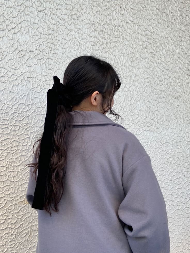 ブルー系のステンカラーコート、ホワイト系のシャツ/ブラウス、ブラック系のスカートを着用したレディースの秋コーディネートの4枚目の写真