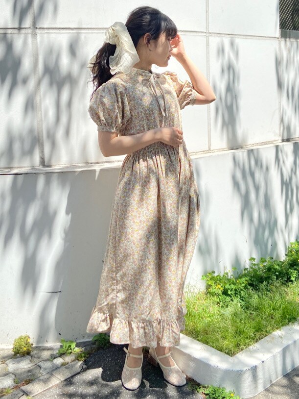 ホワイト系のワンピースを着用したレディースの夏コーディネートの2枚目の写真