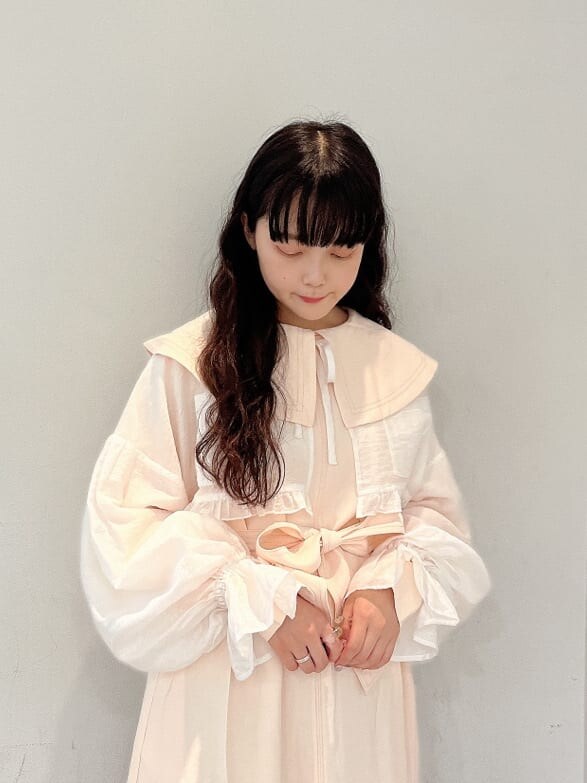 ベージュ系のパンプス、ホワイト系のワンピース、ホワイト系のシャツ/ブラウスを着用したレディースの秋コーディネートの3枚目の写真