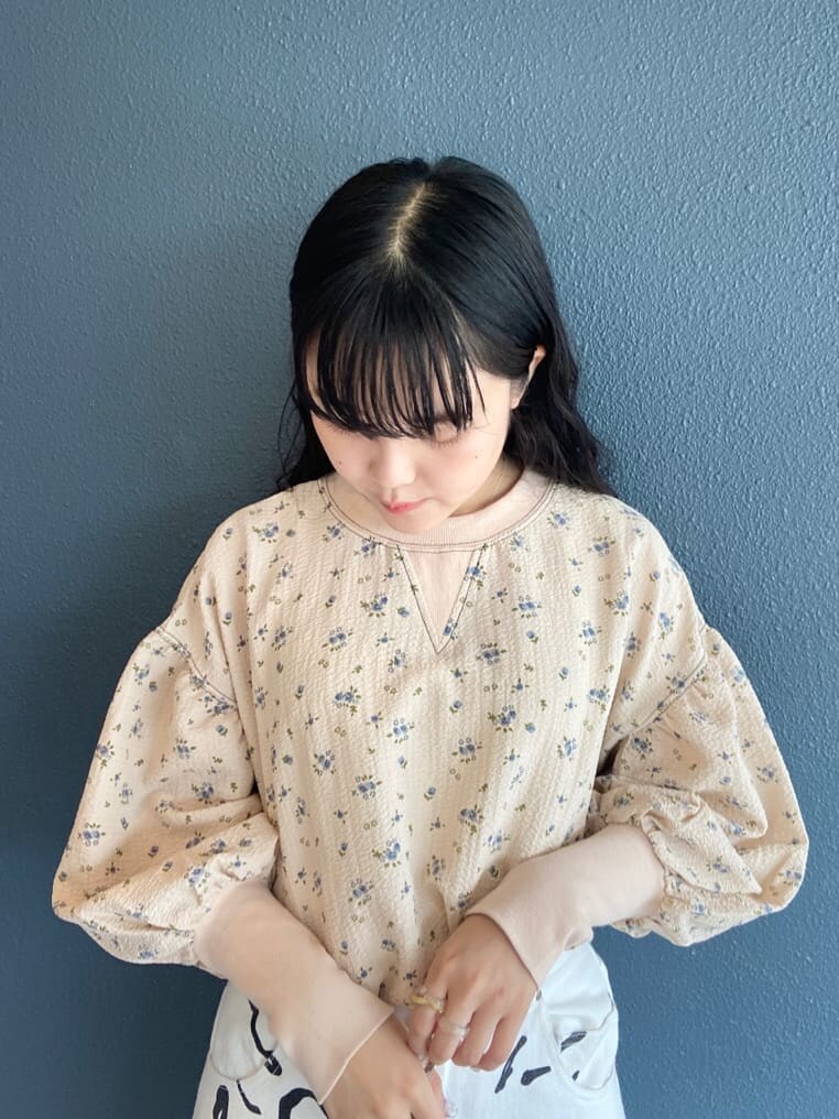 ホワイト系のトートバッグ、ベージュ系のTシャツ/カットソー、ホワイト系のスカートを着用したレディースの夏コーディネートの4枚目の写真