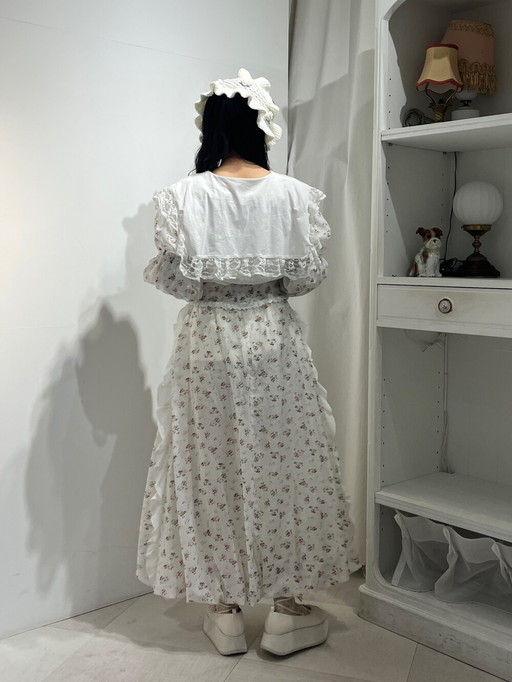 ホワイト系のカーディガン/ボレロ、ホワイト系のTシャツ/カットソー、ホワイト系のスカートを着用したレディースの秋コーディネートの4枚目の写真