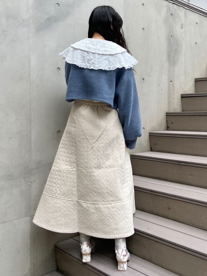 ベージュ系のパンプス、ホワイト系のシャツ/ブラウス、ホワイト系のスカートを着用したレディースの秋コーディネートの2枚目の写真