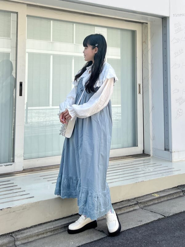 ブルー系のワンピース、ホワイト系のショルダーバッグ、ホワイト系のシャツ/ブラウスを着用したレディースの春コーディネートの2枚目の写真