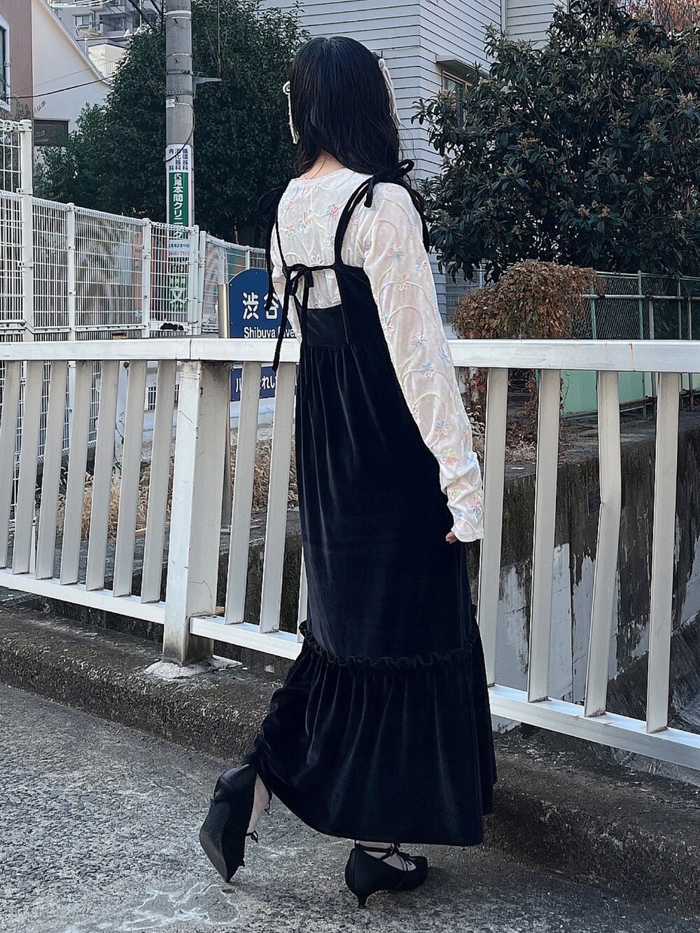 ホワイト系のTシャツ/カットソー、ブラック系のワンピース、ブラック系のパンプスを着用したレディースの冬コーディネートの3枚目の写真