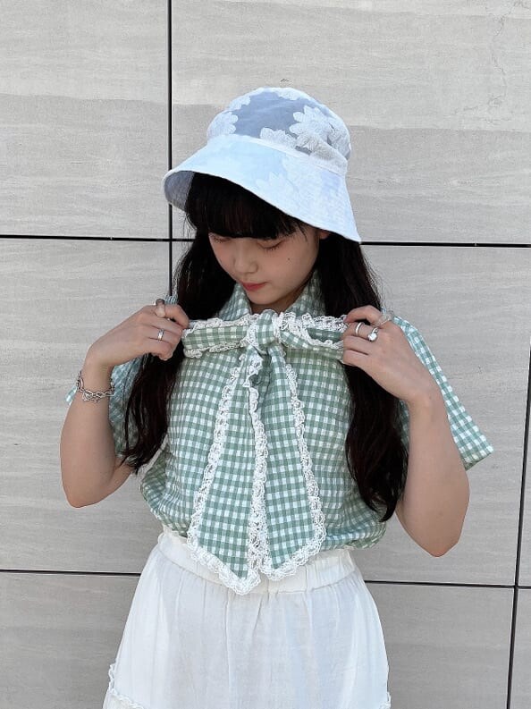 ホワイト系のハンドバッグ、グリーン系のシャツ/ブラウス、ホワイト系のスカートを着用したレディースの夏コーディネートの3枚目の写真