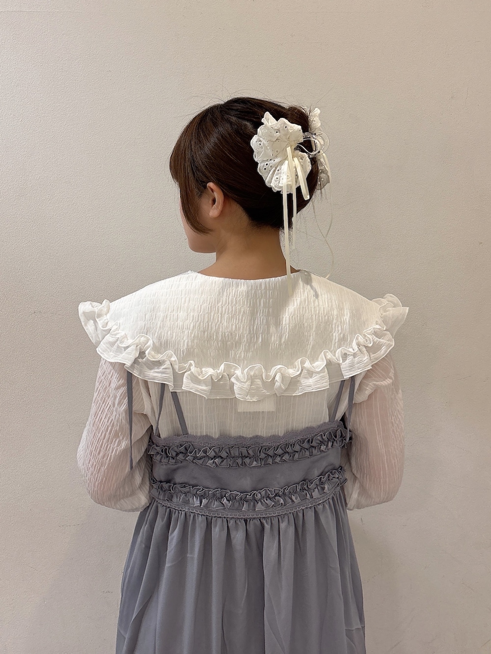 ホワイト系のシャツ/ブラウス、ホワイト系のハンドバッグ、ブルー系のワンピースを着用したレディースの夏コーディネートの6枚目の写真