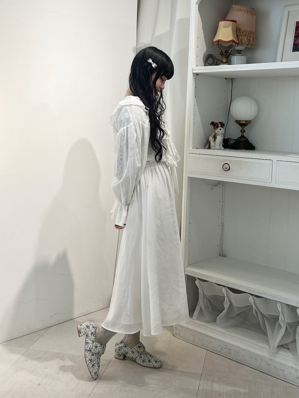 ブルー系のTシャツ/カットソー、ホワイト系のワンピース、ホワイト系のパンプスを着用したレディースの秋コーディネートの2枚目の写真