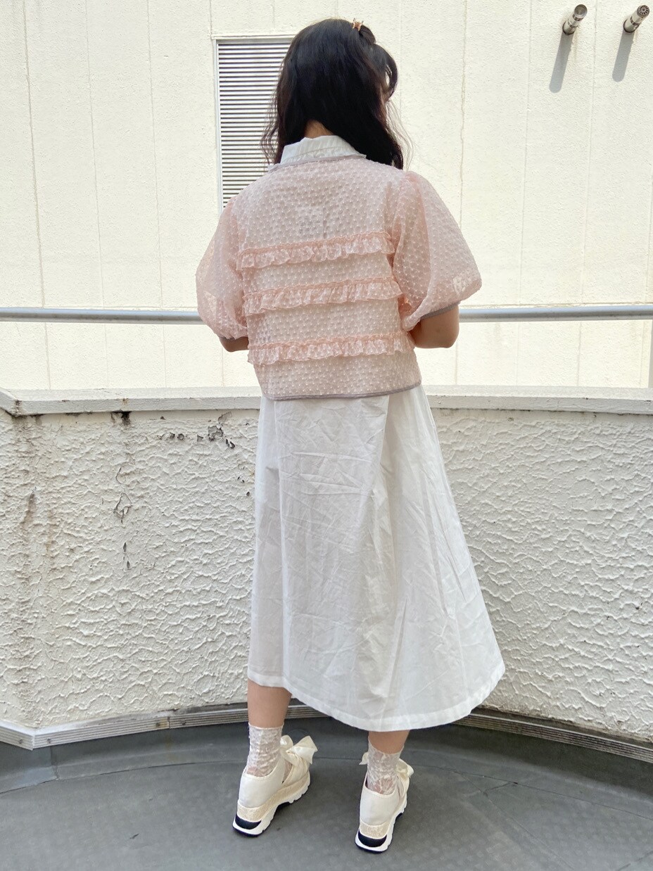 ホワイト系のワンピースを着用したレディースの春コーディネートの2枚目の写真