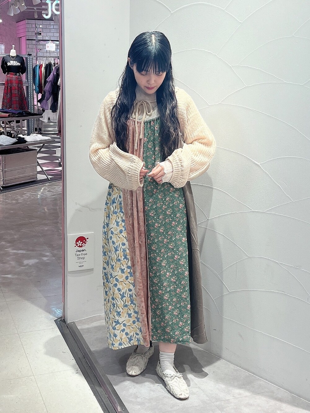 ホワイト系のパンプス、ピンク系のワンピース、ホワイト系のTシャツ/カットソーを着用したレディースの夏コーディネートの2枚目の写真