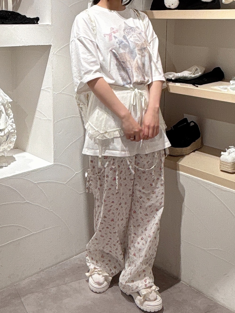 ホワイト系のTシャツ/カットソー、イエロー系のバックパック/リュック、ホワイト系のスラックスを着用したレディースの夏コーディネートの2枚目の写真