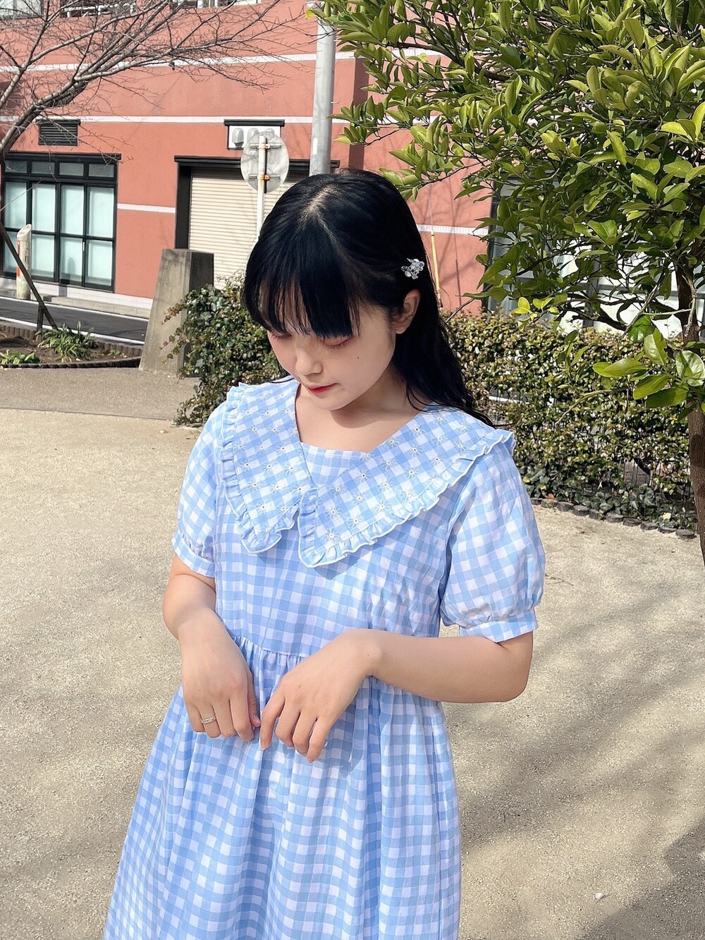 ホワイト系のトートバッグ、ブルー系のワンピース、ホワイト系のスニーカーを着用したレディースの冬コーディネートの4枚目の写真