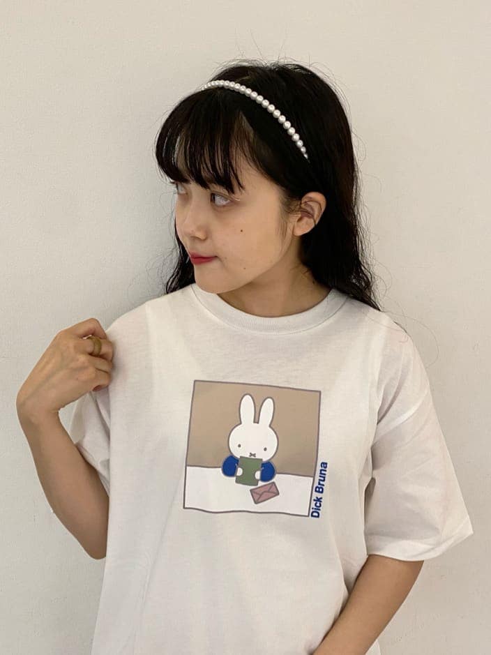 ホワイト系のその他パンツ、ホワイト系のスニーカー、ホワイト系のハンドバッグを着用したレディースの夏コーディネートの4枚目の写真