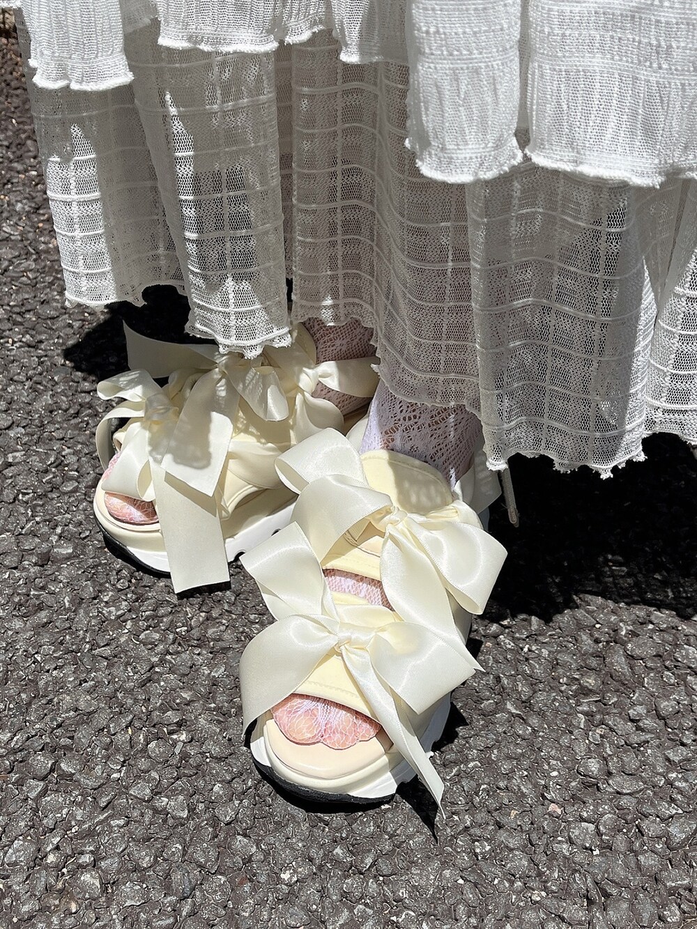 グリーン系のシャツ/ブラウス、ホワイト系のワンピース、ホワイト系のスカートを着用したレディースの夏コーディネートの6枚目の写真