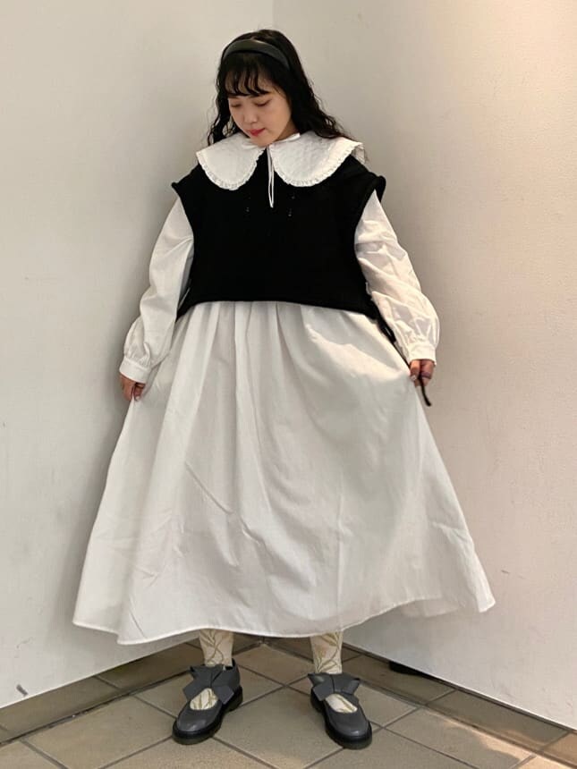 ブラック系のその他アウター、ホワイト系のワンピース、グレー系のパンプスを着用したレディースの秋コーディネートの6枚目の写真