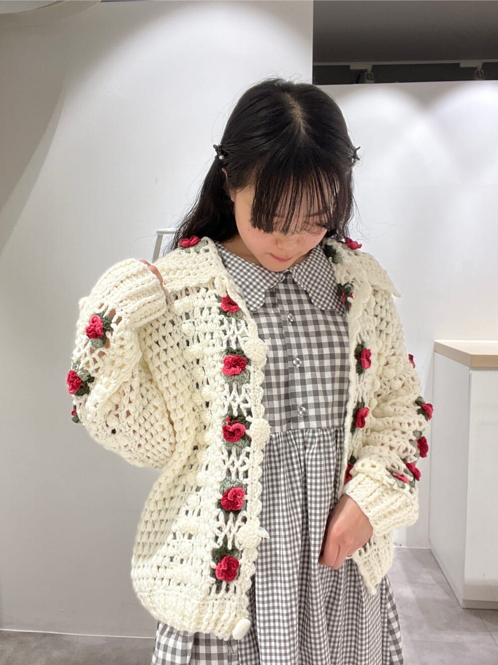 ホワイト系のスニーカー、ホワイト系のショルダーバッグ、ホワイト系のカーディガン/ボレロを着用したレディースの春コーディネートの5枚目の写真