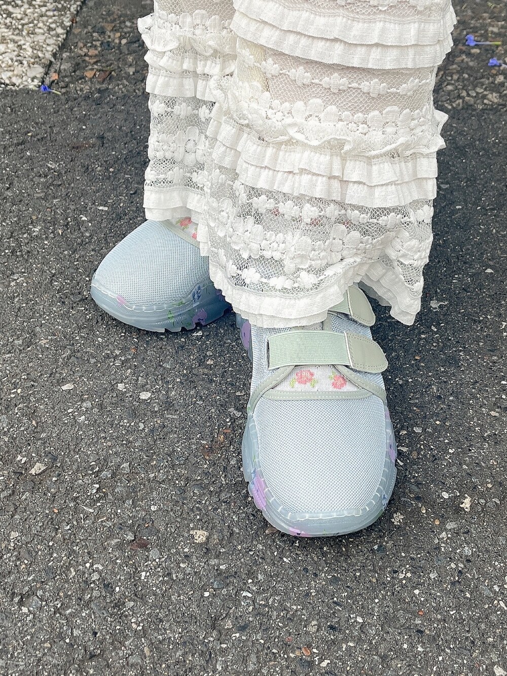 ブルー系のワンピース、ホワイト系のハンドバッグ、ブルー系のスニーカーを着用したレディースの夏コーディネートの6枚目の写真