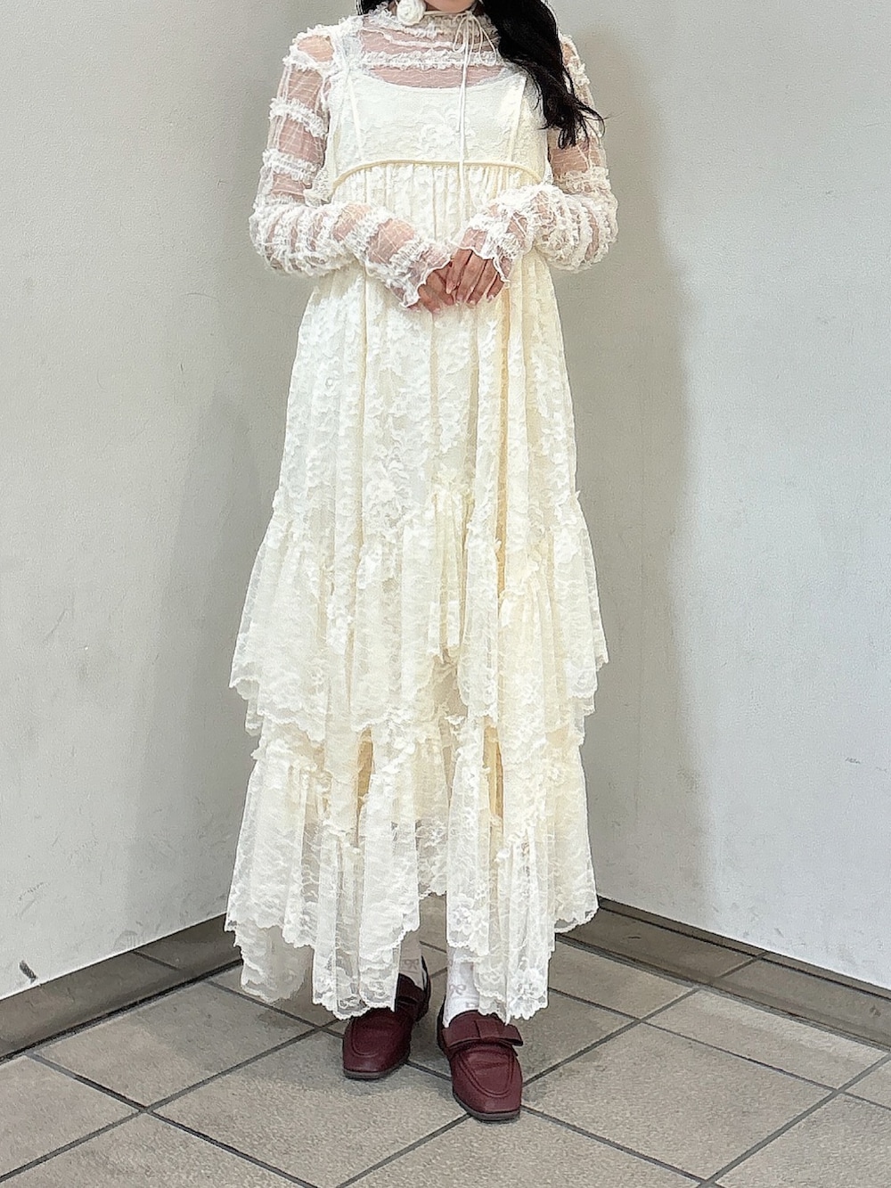 ホワイト系のワンピース、ホワイト系のTシャツ/カットソー、レッド系のローファーを着用したレディースの夏コーディネートの4枚目の写真