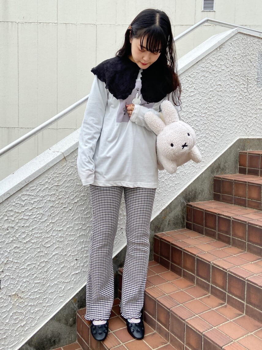 ホワイト系のハンドバッグ、ホワイト系のTシャツ/カットソー、ブラック系のその他パンツを着用したレディースの夏コーディネートの2枚目の写真