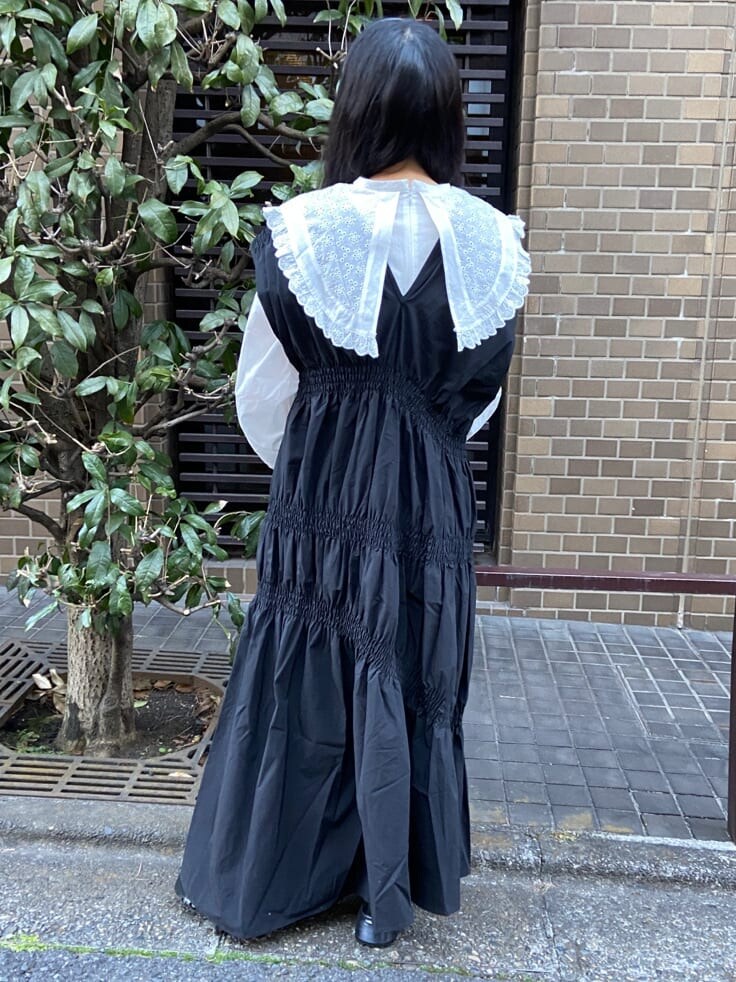ブラック系のローファー、ホワイト系のシャツ/ブラウス、ブラック系のワンピースを着用したレディースの冬コーディネートの5枚目の写真