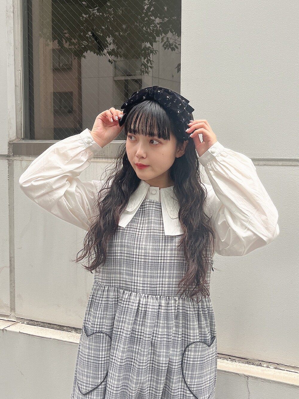 ブラック系のサンダル、ホワイト系のシャツ/ブラウス、ブラック系のワンピースを着用したレディースの夏コーディネートの4枚目の写真