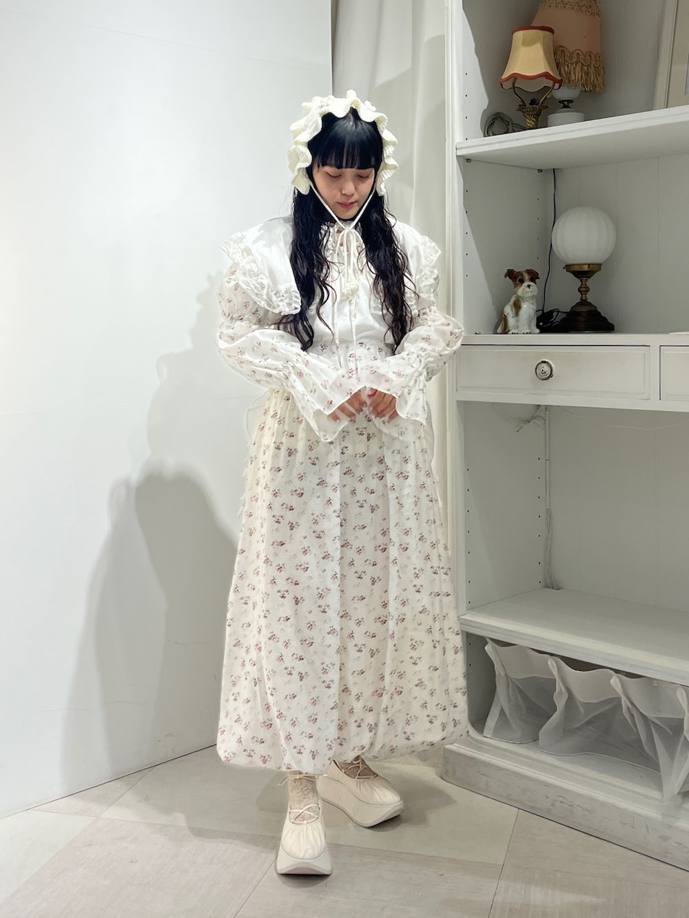 ホワイト系のカーディガン/ボレロ、ホワイト系のTシャツ/カットソー、ホワイト系のスカートを着用したレディースの秋コーディネートの3枚目の写真