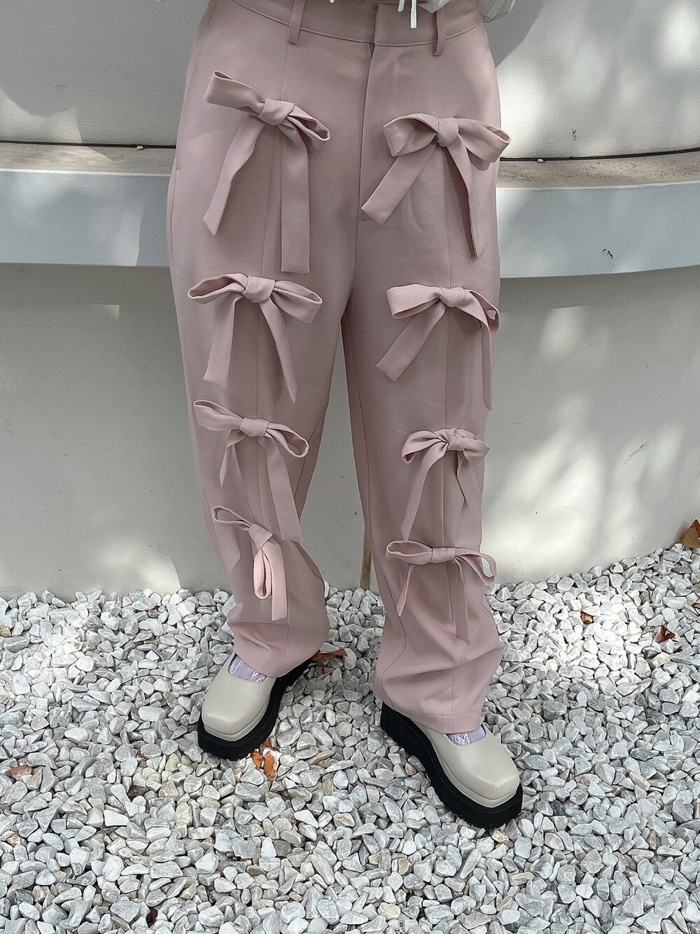 ホワイト系のシャツ/ブラウス、ピンク系のその他パンツ、ホワイト系のパンプスを着用したレディースの秋コーディネートの3枚目の写真