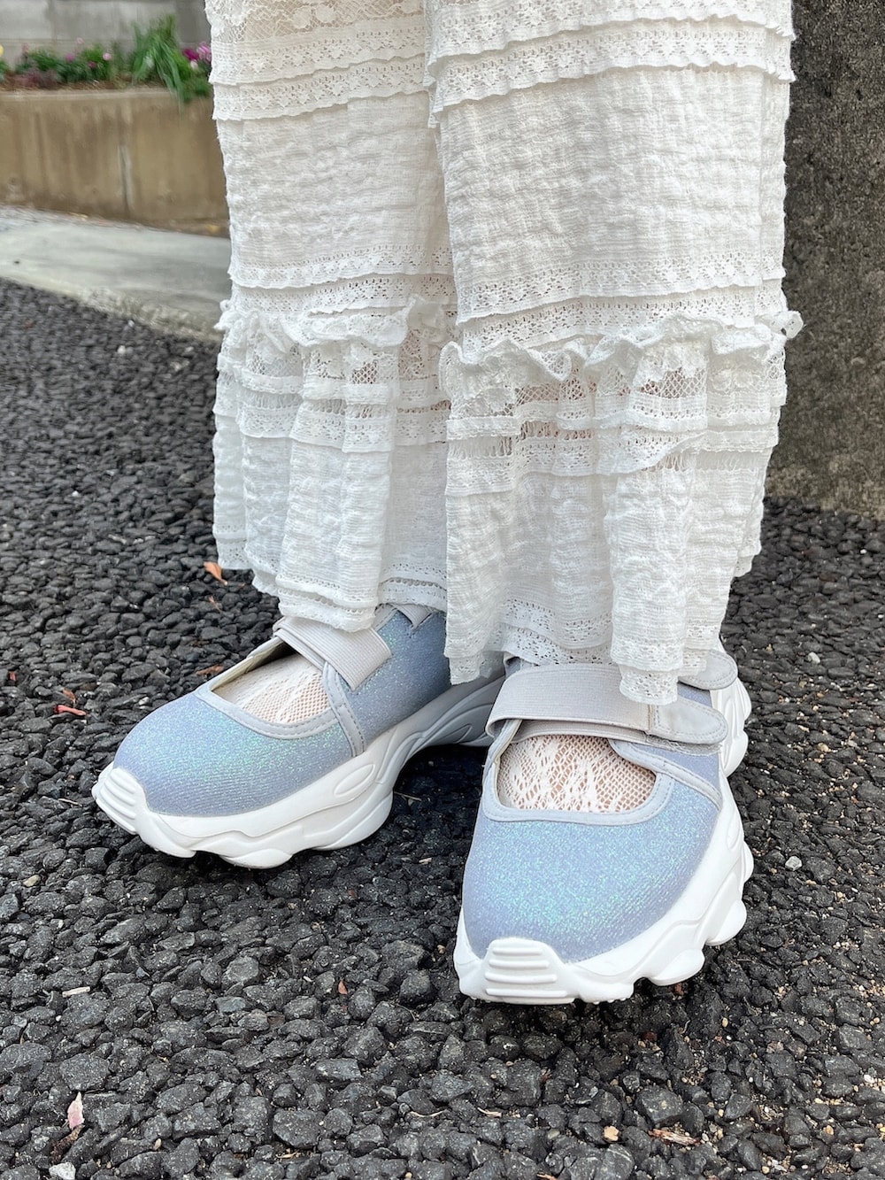 ブルー系のワンピース、ホワイト系のスラックス、ブルー系のスニーカーを着用したレディースの春コーディネートの6枚目の写真