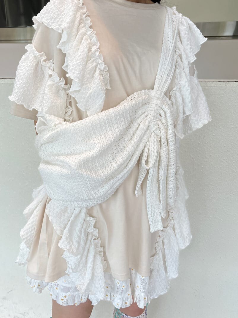 ホワイト系のチュニック、ホワイト系のその他パンツ、ピンク系のサンダルを着用したレディースの春コーディネートの2枚目の写真