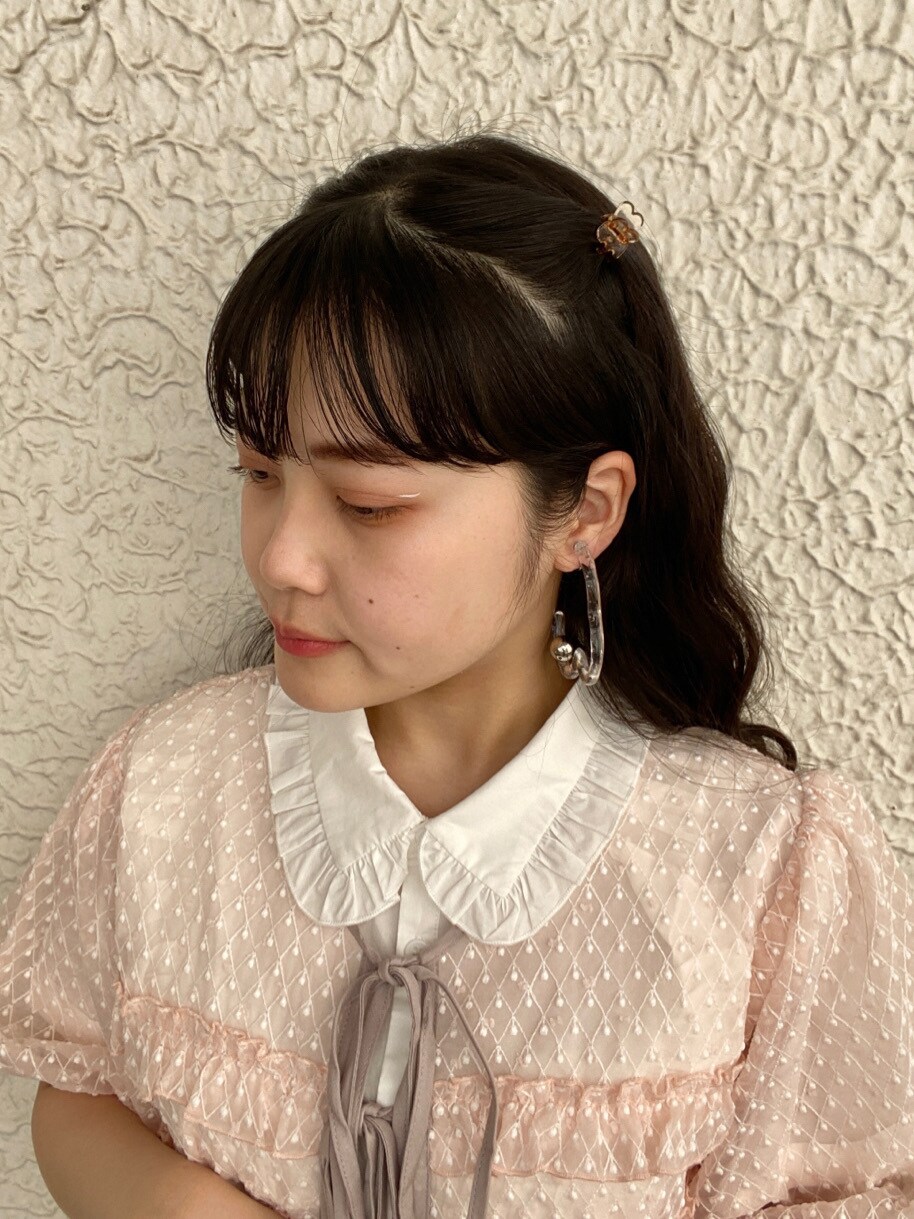 ホワイト系のワンピースを着用したレディースの春コーディネートの3枚目の写真