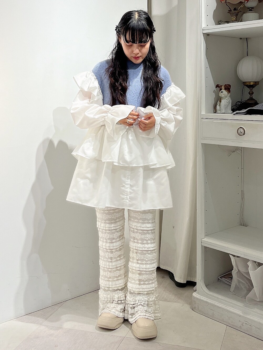 ブルー系のワンピース、ホワイト系のスウェットパンツ、ホワイト系のスニーカーを着用したレディースの冬コーディネートの2枚目の写真