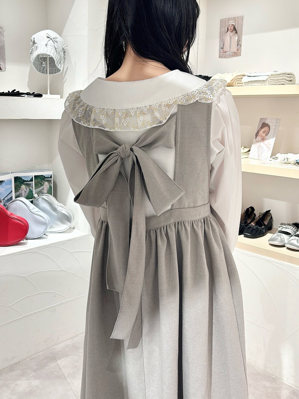 ゴールド系のシャツ/ブラウス、グレー系のワンピース、ホワイト系のショルダーバッグを着用したレディースの秋コーディネートの6枚目の写真