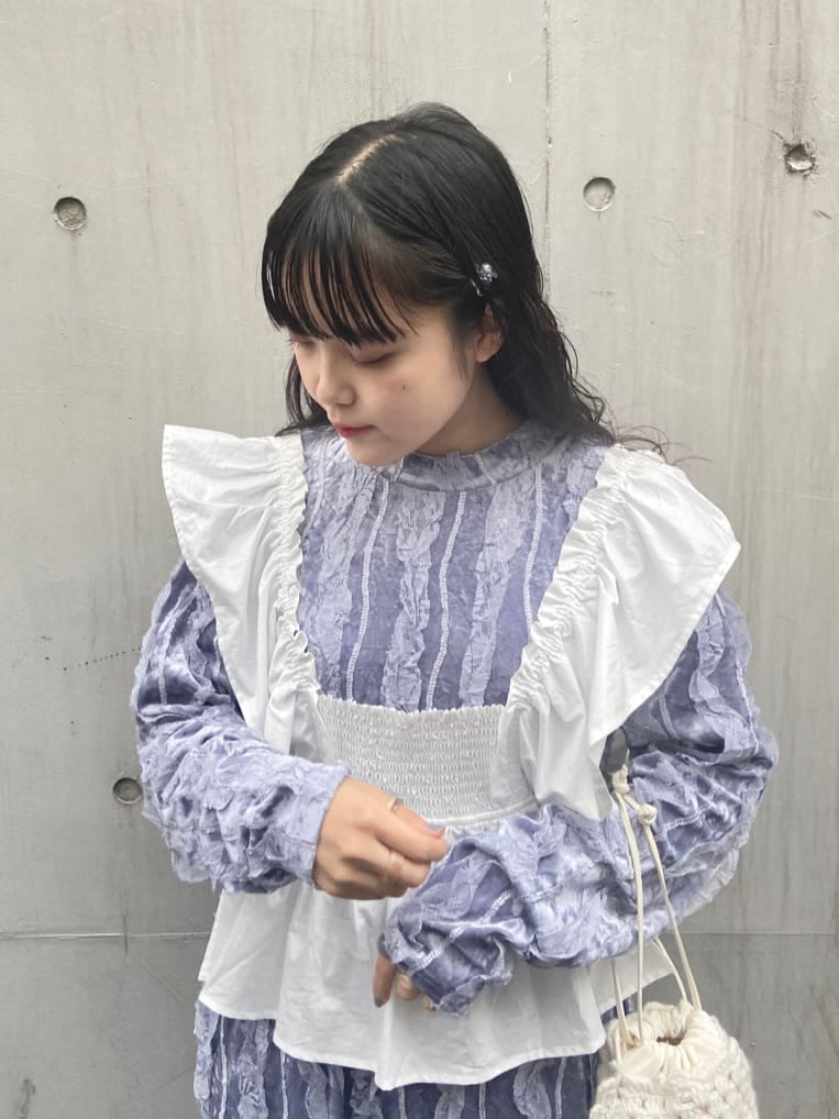 ホワイト系のパンプス、ホワイト系のハンドバッグ、ホワイト系のTシャツ/カットソーを着用したレディースの秋コーディネートの3枚目の写真