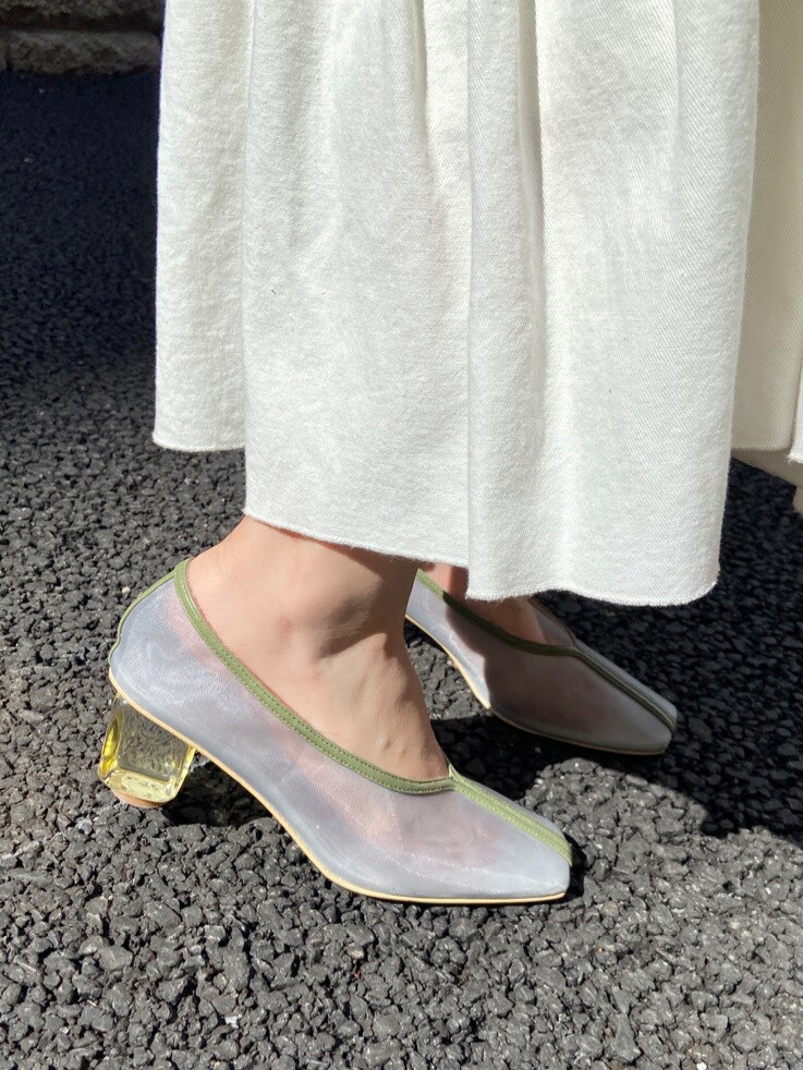 ブルー系のパンプス、ブルー系のカーディガン/ボレロを着用したレディースの春コーディネートの4枚目の写真
