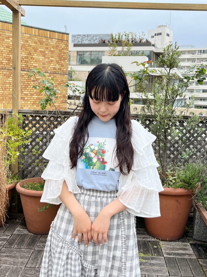 ホワイト系のTシャツ/カットソー、ホワイト系のサンダル、ブルー系のTシャツ/カットソーを着用したレディースの春コーディネートの3枚目の写真