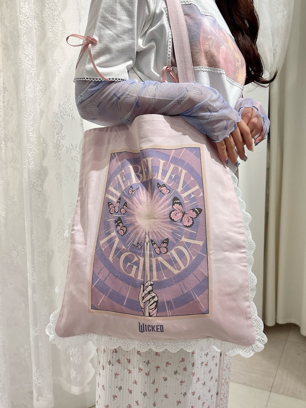 ホワイト系のTシャツ/カットソー、パープル系のTシャツ/カットソー、ピンク系のスカートを着用したレディースの春コーディネートの7枚目の写真