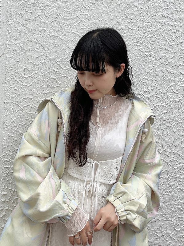 ホワイト系のスカート、ホワイト系のパンプス、ホワイト系のTシャツ/カットソーを着用したレディースの秋コーディネートの5枚目の写真