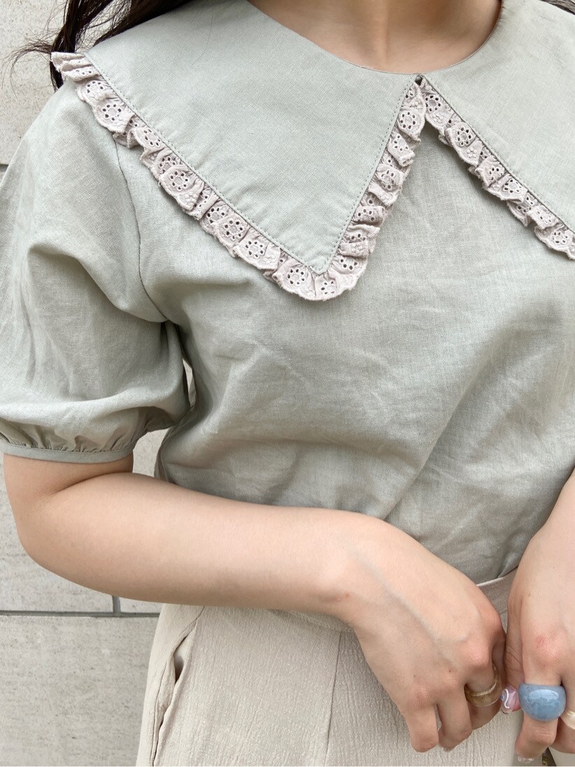 ベージュ系のパンプス、グリーン系のシャツ/ブラウス、ベージュ系のスカートを着用したレディースの夏コーディネートの5枚目の写真