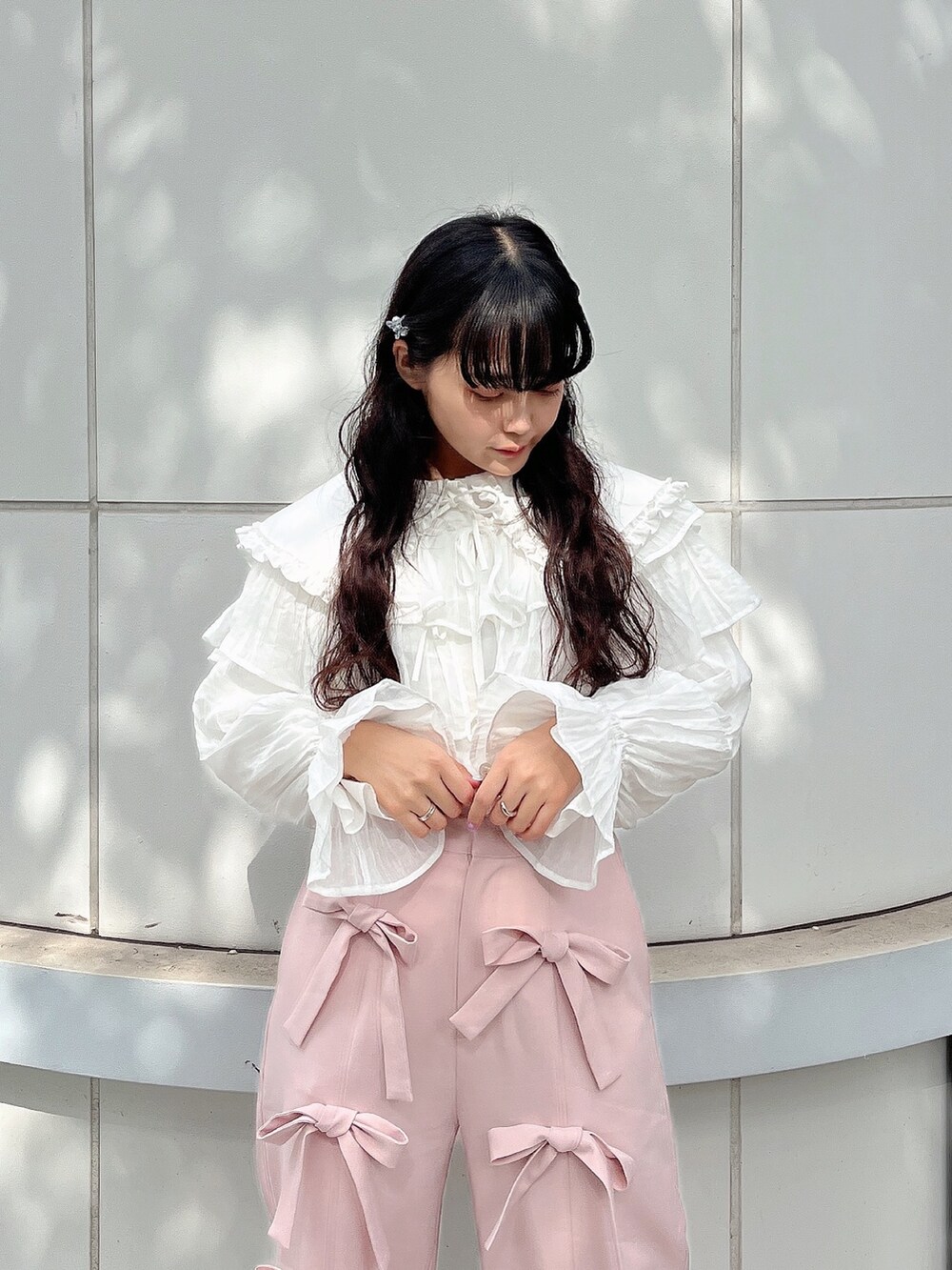 ホワイト系のシャツ/ブラウス、ピンク系のその他パンツ、ホワイト系のパンプスを着用したレディースの秋コーディネートの2枚目の写真