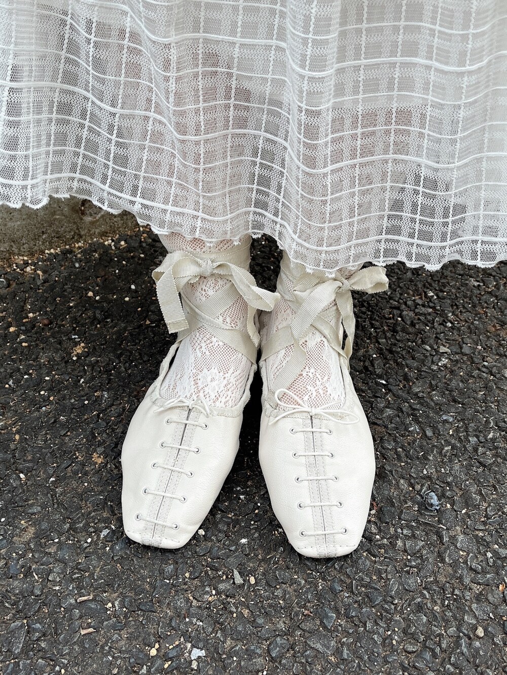 ホワイト系のパンプス、ホワイト系のTシャツ/カットソー、ホワイト系のTシャツ/カットソーを着用したレディースの春コーディネートの5枚目の写真